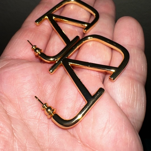 Larger size Luxury style V shaped rectangular hoop earrings hypoallergen… - Picture 6 of 6